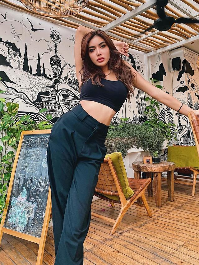 Pamer Perut Buncit, Ini 6 Gaya Millen Cyrus saat Social Distancing di Bali