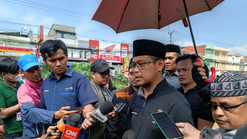 Wakil Wali Kota Depok Imam Budi Hartono di lokasi pemakaman korban kecelakaan bus rombongan SMK Lingga Kencana di TPU Parung Bingung, Depok, Jawa Barat, Minggu (12/5/2024).