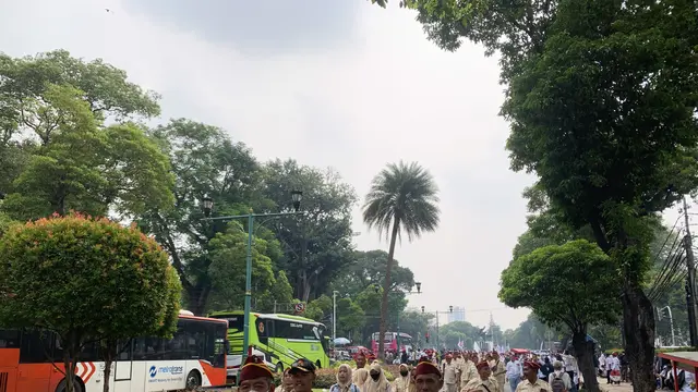 Massa Pendukung Prabowo-Gibran Mulai Padati Kawasan Taman Suropati