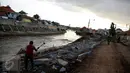 Pekerja menyelesaikan proyek normalisasi Kali Ciliwung di Kelurahan Bukit Duri, Jakarta, Sabtu (7/1). Meski warga Kelurahan Bukit Duri yang terdampak penggusuran memenangkan gugatan di PTUN Jaksel, proyek tetap dilanjutkan. (Liputan6.com/Johan Tallo)