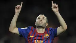Gelandang Barcelona, Andres Iniesta, merayakan kemenangan atas Levante pada laga La Liga Spanyol di Stadion Camp Nou, Barcelona, Sabtu (3/12/2011). Sebanyak 142 assist dibukukan dalam 21 tahun bersama La Blaugrana. (AFP/Lluis Gene)