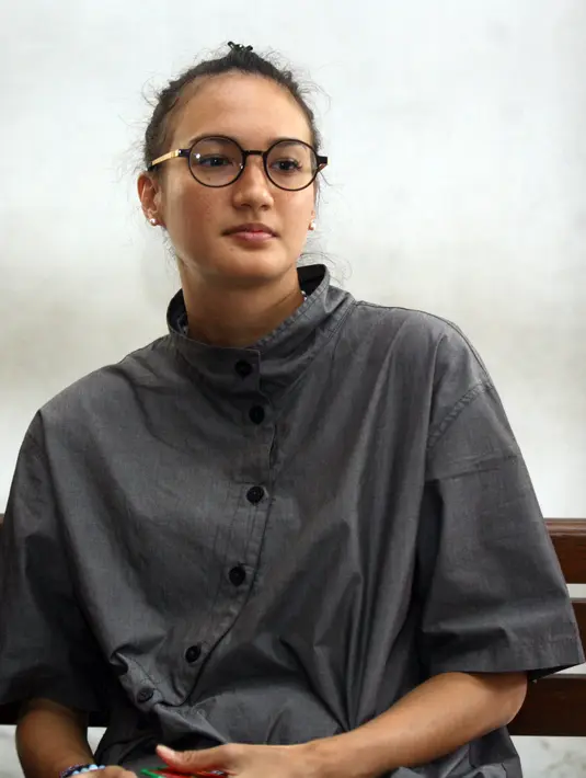 Sebelum memberikan kesaksian di muka majelis hakim, Nadine Chandrawinata terlebih dahulu diambil sumpahnya. Mengenakan pakaian abu-abu, Nadine berjanji akan memberikan keterangan yang sebenar-benarnya. (Nurwahyunan/Bintang.com)