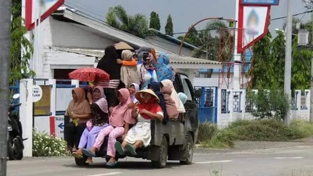 Kumpulan Potret Ibu-Ibu Nekat Naik Pikap, Bikin Deg-degan Orang yang Melihatnya (ist)