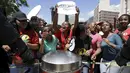 Pelajar meneriakkan orasi saat demonstrasi di luar Parlemen Afrika Selatan di Cape Town, Rabu (21/10). Polisi anti huru hara menembakkan gas airmata kepada ratusan pelajar yang berdemonstrasi menentang rencana kenaikan uang sekolah. (REUTERS/Mark Wessels)