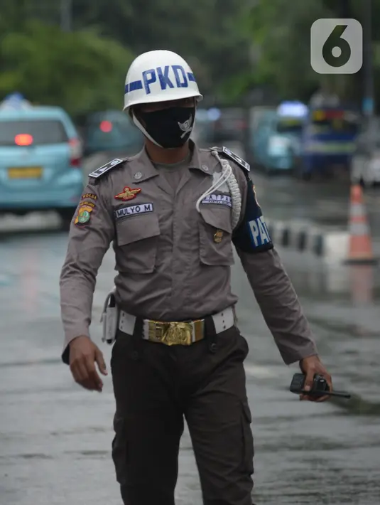 Seorang Satuan Pengamanan (Satpam) saat bertugas di salah satu perkantoran kawasan Jakarta, Selasa (16/2/2021). Seragam baru berwarna cokelat mirip seragam polisi tersebut untuk memuliakan Satpam dan menjadikan unsur pengamanan menjadi bagian penting dalam suatu aktivitas. (merdeka.com/Imam Buhori)