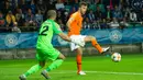 Bek Belanda, Joel Veltman, berusaha mengecoh kiper Estonia, Sergei Lepmets, pada laga Kualifikasi Piala Eropa 2020 di Talinn, Estonia, Senin (9/9). Estonia kalah 0-4 dari Belanda. (AFP/Raigo Pajula)