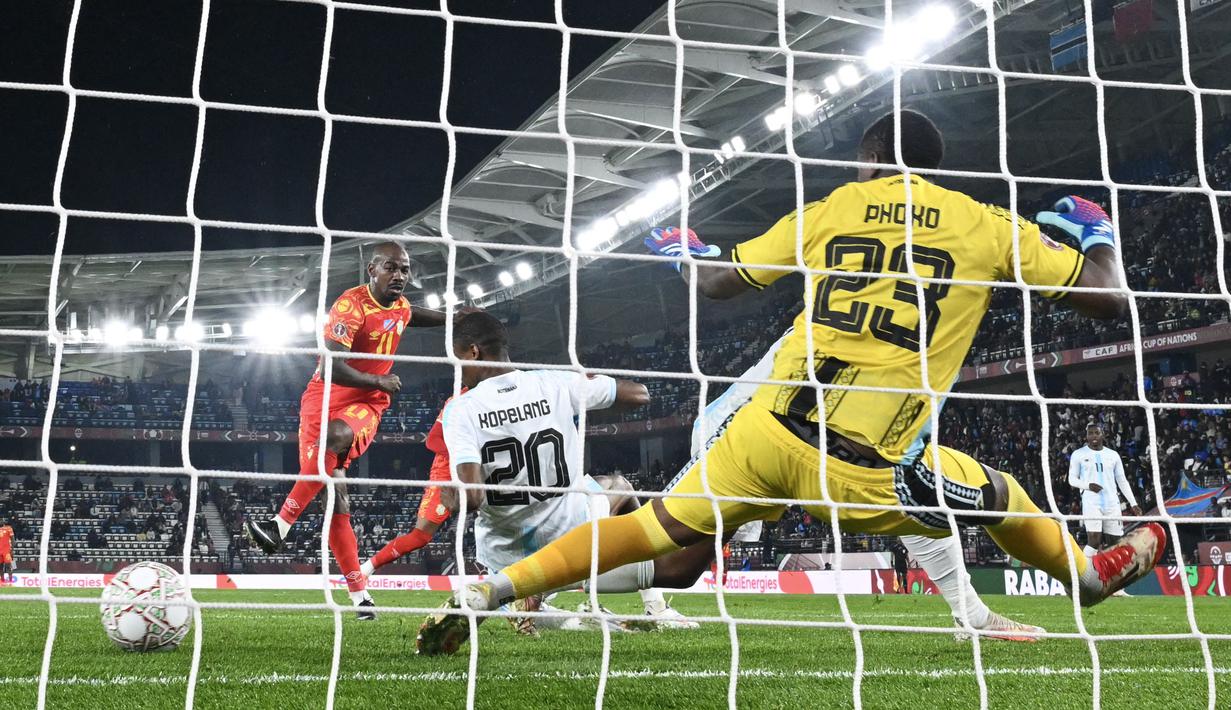 Tim Republik Demokrat Kongo berhasil lolos ke babak 16 besar setelah menang atas Botswana dengan skor 3-0. Mereka melaju ke babak gugur dengan predikat runner up Grup D. (AFP/Sebastien Bozon)