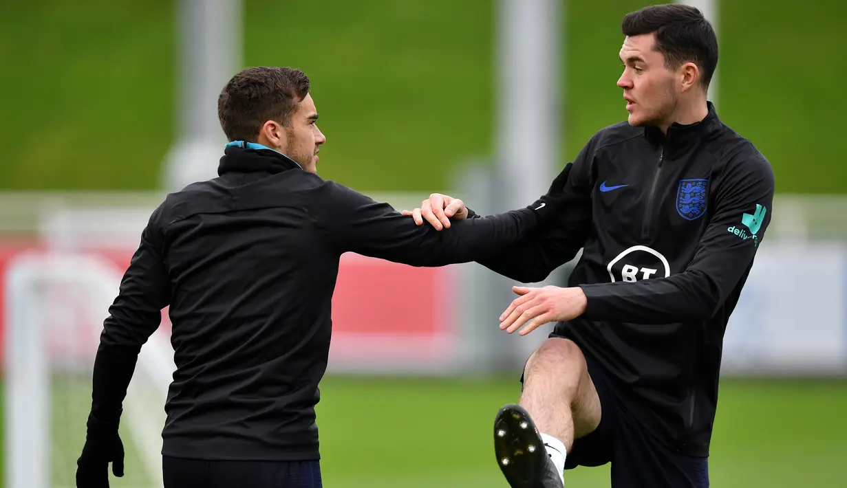 Gelandang Inggris Harry Winks (kiri) dan bek Michael Keane melakukan pemanasan selama sesi latihan tim di St George's Park di Burton-on-Trent, Inggris tengah (7/10/2019). Inggris akan melawan Republik Ceko pada kualifikasi Euro 2020 di Praha. (AFP Photo/Paul Ellis)