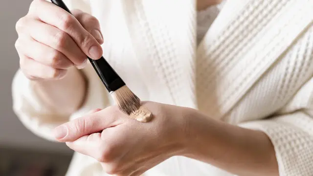 Teknik aplikasi foundation yang tepat agar hasil makeup flawless