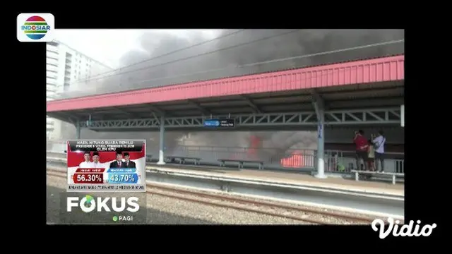 Kebakaran permukiman di Kampung Bandan, Pademangan, Jakarta Utara, membuat perjalanan kereta api Commuter Line di Stasiun Kampung Bandan terganggu.