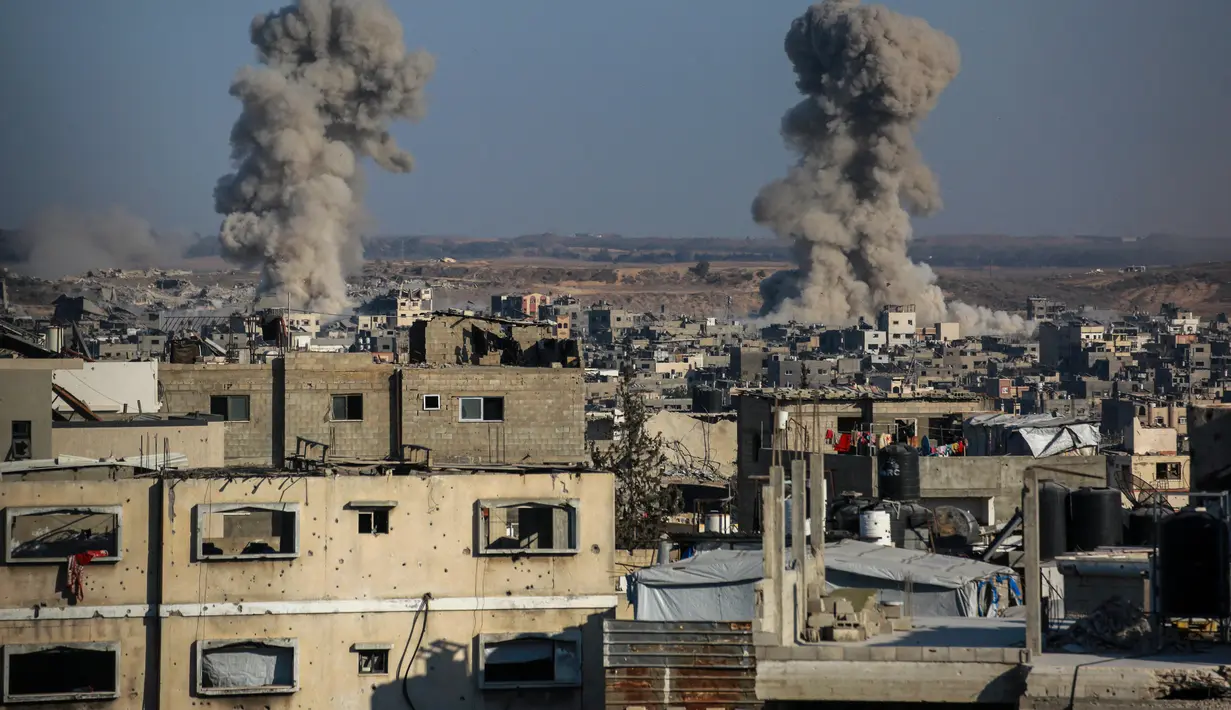 Foto ini menunjukkan asap mengepul setelah serangan Israel ke Jabalia, Jalur Gaza utara pada 13 Juli 2025. (Bashar TALEB/AFP)