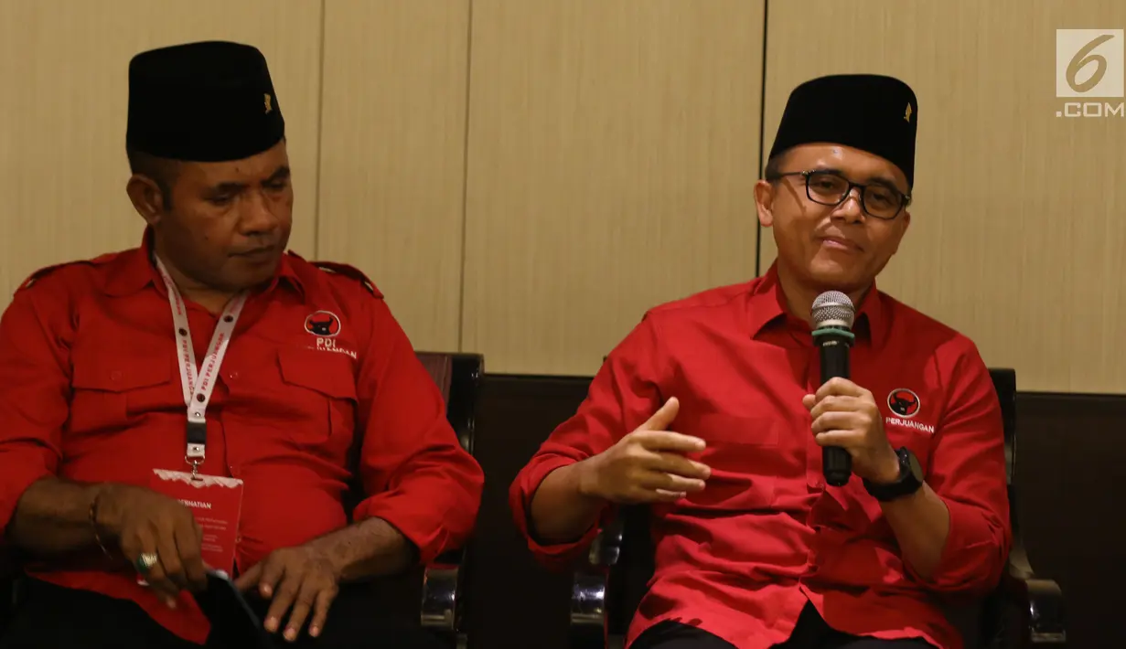 Bupati Banyuwangi Abdullah Azwar Anas bersama Bupati Boven Digoel Benediktus Tambonop menjadi pembicara dalam serial diskusi dalam rangkaian Kongres PDI P ke V di Bali, Jumat (9/8/2019). Diskusi membahas "Kepala Daerah Bongkar Rahasia PDI Perjuangan Menang Dalam Pilkada. (Liputan6.com/Johan Tallo)