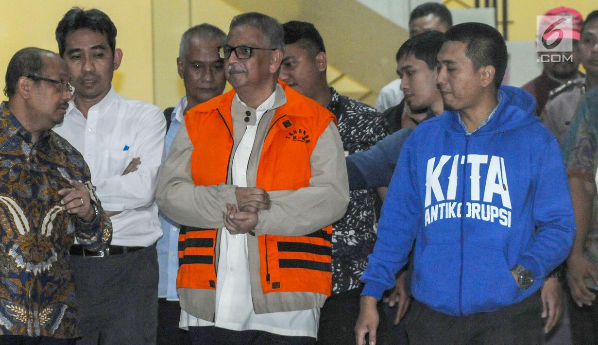 Dirut PT. PLN nonaktif Sofyan Basir memakai rompi tahanan dikawal petugas usai pemeriksaan di Gedung KPK, Jakarta, Senin (27/05/2019). Sofyan Basir diduga bersama-sama Eni Saragih dan Idrus menerima suap dari Johannes Kotjo dalam pembangunan proyek PLTU Riau-1. (merdeka.com/Dwi Narwoko)