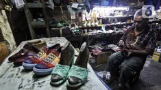 Pekerja menyelesaikan pembuatan sepatu di industri rumahan daerah Kuningan, Jakarta Selatan, Jumat (22/1/2020). Industri rumahan pembuatan sepatu berbahan kulit dan sintetis ini telah memasarkan produknya di tingkat nasional dengan harga jual Rp. 175.000 - Rp.1.500.000. (Liputan6.com/Johan Tallo)