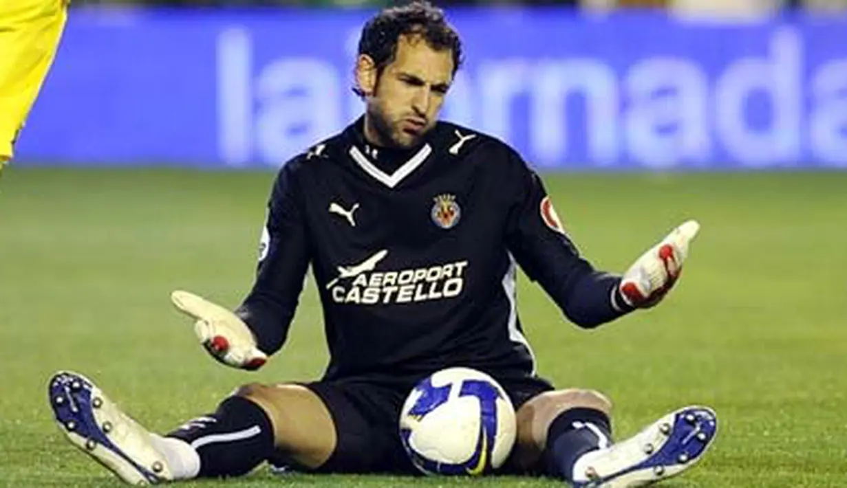 Villarreal&#039;s Goalkeeper Diego Lopez gestures during their Spanish league football match at Ruiz de Lopera stadium in Seville on March, 1 2009. AFP PHOTO/CRISTINA QUICLER