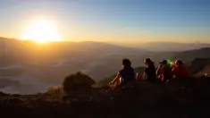 Para pengunjung menyaksikan matahari terbenam di Taman Nasional Death Valley, California, Amerika Serikat, 11 Juli 2023. Juli adalah bulan terpanas di taman tersebut dengan rata-rata suhu mencapai 116 derajat (46,5 Celcius). (AP Photo/Ty ONeil)
