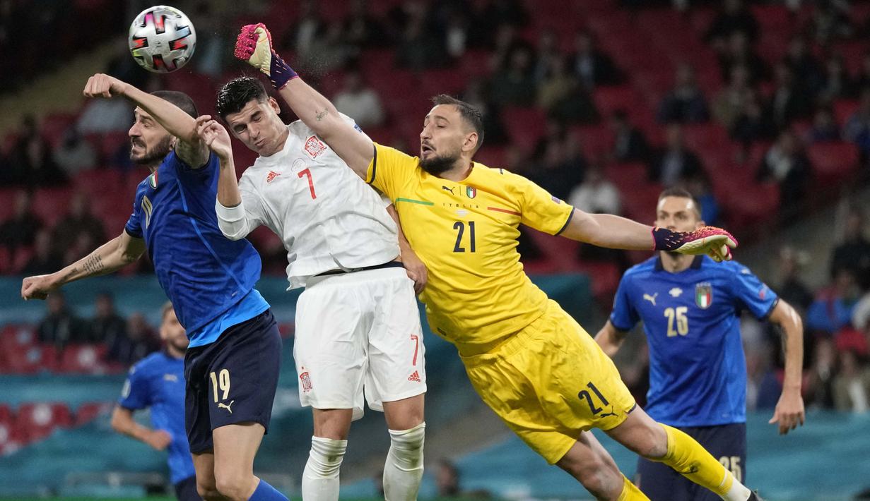 Gianluigi Donnarumma sendiri sudah memberikan 3 clean sheets dan baru kebobolan 3 gol. Donnarumma merupakan salah satu pahlawan yang mampu mengantarkan Italia lolos ke final setelah menepis beberapa eksekusi penalti dari pemain Spanyol. (Foto: AFP/Pool/Frank Augstein)