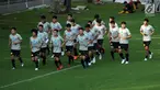Pemain Timnas Thailand U-23 berlari jelang latihan di Lapangan B Kompleks GBK, Jakarta, Selasa (29/5). Timnas Thailand U-23 akan melakoni laga uji coba melawan Timnas Indonesia U-23 pada 31 Mei dan 3 Juni mendatang. (Liputan6.com/Helmi Fithriansyah)