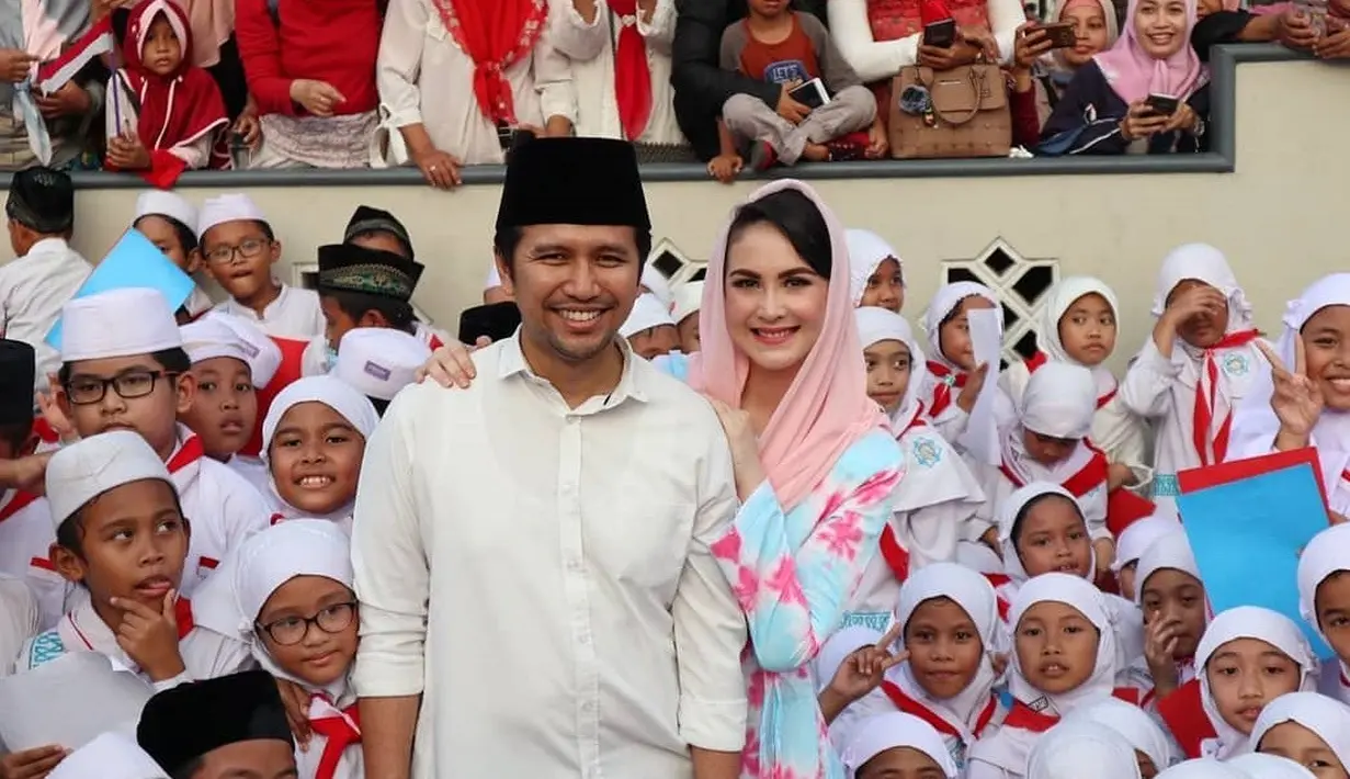 Arumi Bachsin dikenal dengan gaya busananya yang sederhana. Kerudung simple selalu menjadi andalan ibu dua anak ini. (Liputan6.com/IG/@emildardak)