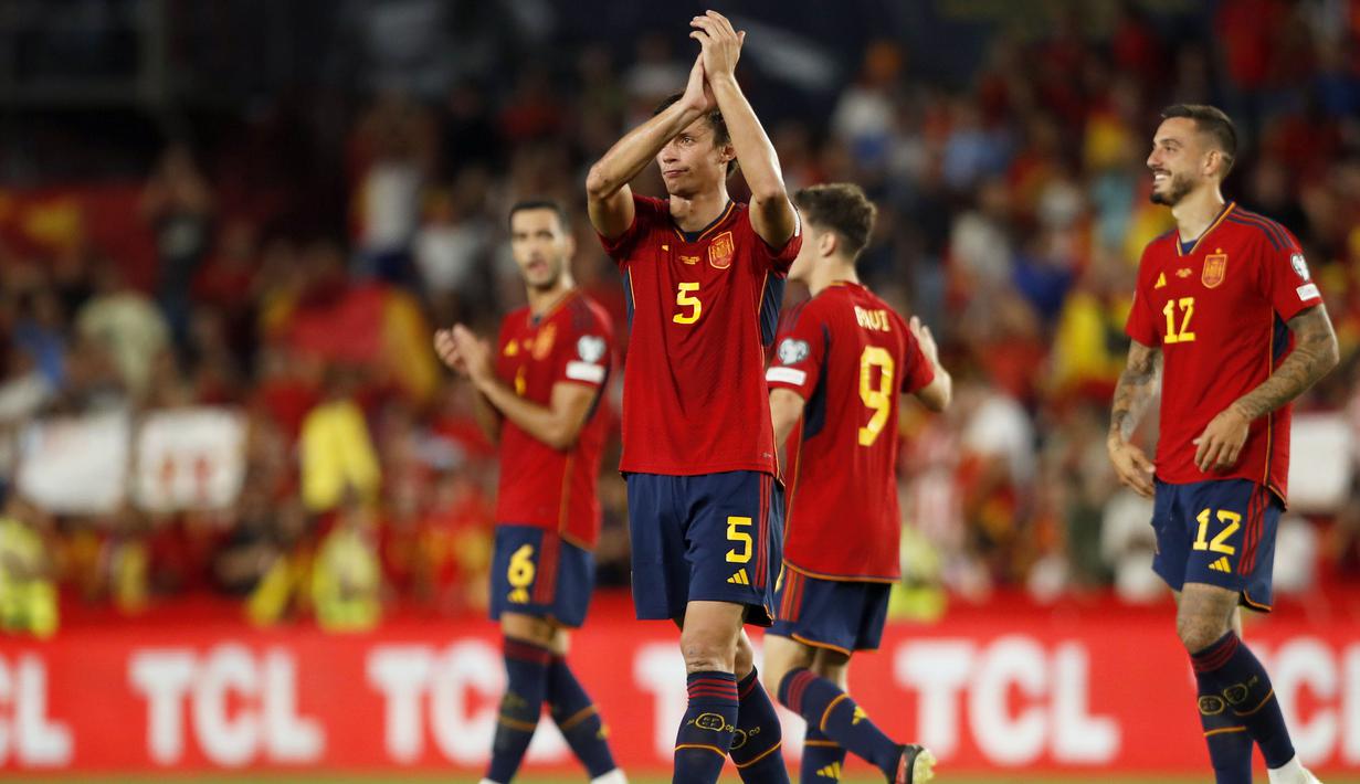 Bek Timnas Spanyol, Robin Le Normand memberi aplaus kepada para penonton setelah meraih kemenangan 6-0 atas Timnas Siprus pada laga Grup A Kualifikasi Euro 2024 di Granada, Spanyol, Rabu (13/9/2023) dini hari WIB. (AP Photo/Fermin Rodriguez)