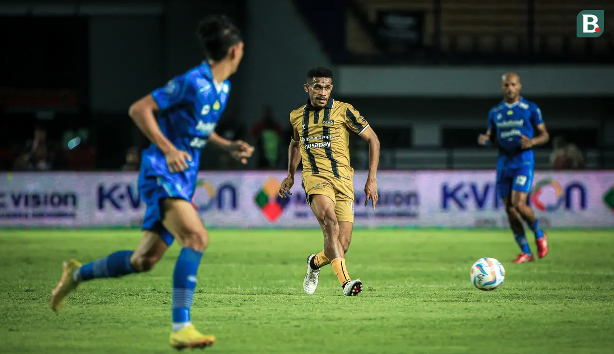 Pemain Dewa United, Ricky Kambuaya (tengah) mengumpan bola pada laga lanjutan BRI Liga 1 2023/2024 antara Persib Bandung melawan Dewa United FC di Stadion Gelora Bandung Lautan Api (GBLA), Bandung, Jumat (14/07/2023). (Bola.com/Bagaskara Lazuardi)