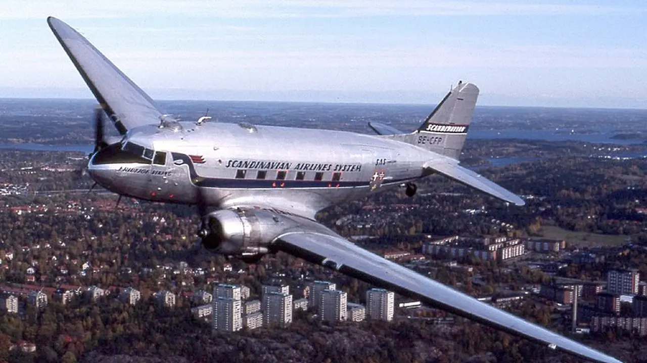 Ilustrasi pesawat DC-3, seperti yang digunakan Air Indiana 216 (Wikimedia Commons)
