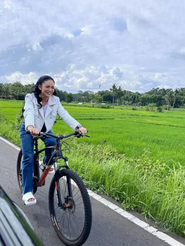 Krisdayanti bersepeda di plataran heritage Borobudur. (credit:instagram.com/krisdayantilemos)
