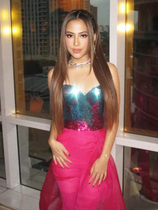 Look blink-blik dan glowing sukses membuat Zara terlihat fresh dalam look yang elegan. [Instagram @zaradhsty]