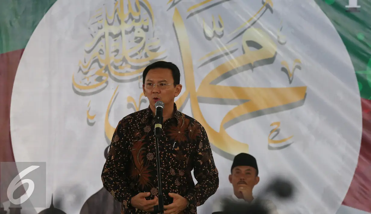 Calon gubernur nomor urut dua, Basuki Tjahaja Purnama (Ahok) memberi sambutan saat acara Maulid Nabi Muhammad SAW 1438 H di kediaman Ketua umum Partai PPP Djan Faridz, di Jakarta, Senin (12/12). (Liputan6.com/Johan Tallo)