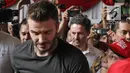 Mantan bintang sepak bola Inggris David Beckham menyapa anak-anak pada acara AIA Sepak Bola untuk Negeri di Jakarta, Minggu (25/3). Kegiatan David membagikan 10 ribu bola untuk anak-anak memecahkan rekor MURI. (Liputan6.com/Herman Zakharia)
