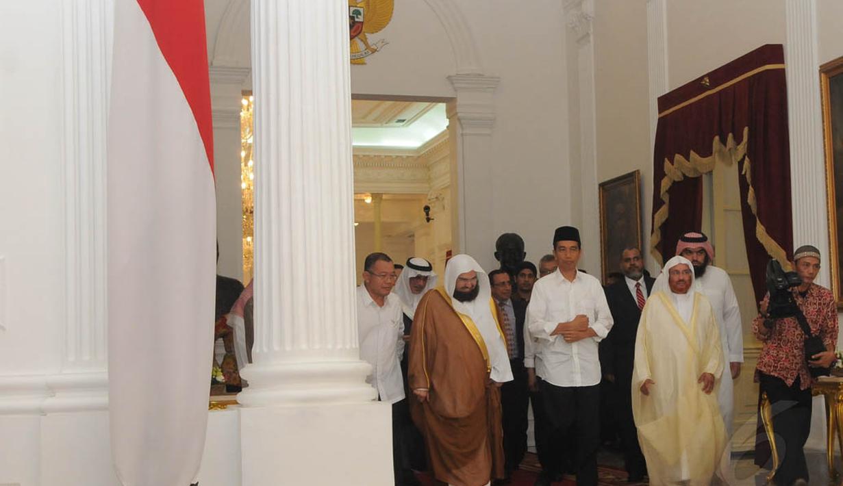  Presiden Jokowi terlihat mengenakan kemeja putih dan peci hitam saat menerima Imam Besar Masjidil Haram di Istana Merdeka, Jakarta, Jumat (31/10/2014). (Liputan6.com/Herman Zakharia)