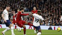 Striker Liverpool, Mohamed Salah (dua dari kiri) mencetak gol ke gawang Tottenham Hotspur pada laga Liga Inggris 2022/2023 di Stadion Tottenham Hotspur, Senin (7/11/2022) dini hari WIB.  (Ian Kington / AFP)