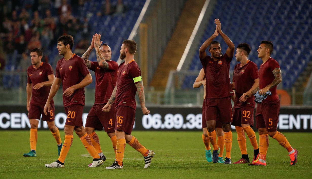 Para pemain AS Roma  memberikan salam kepada fans usai mengalahkan Inter Milan pada lanjutan Serie A Italia di Stadion Olympico, Roma, Senin (3/10/2016) dini hari WIB. (REUTERS/Max Rossi)