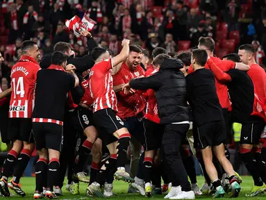 Para pemain Athletic Bilbao merayakan kemenangan mereka pada akhir pertandingan leg kedua semifinal Copa del Rey (Piala Raja) Spanyol melawan Atletico Madrid di Stadion San Mames, Bilbao pada 29 Februari 2024. (ANDER GILLENEA/AFP)