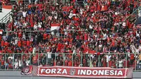 Ribuan suporter menyaksikan laga antara timnas Indonesia melawan Fiji pada laga persahabatan di Stadion Patriot, Bekasi, Sabtu, (2/9/2017). Skor berakhir imbang 0-0. (Bola.com/M Iqbal Ichsan)
