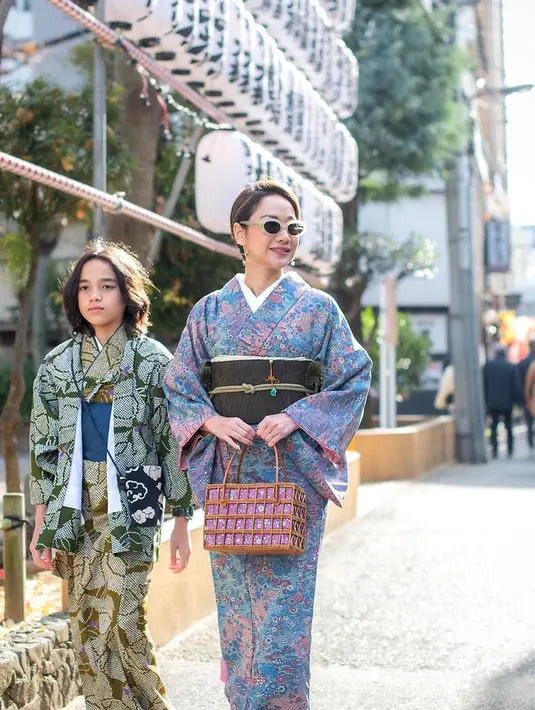 Putra BCL, Noah Sinclair juga tak ketinggalan berdandan dengan kimono [@bclofficial]