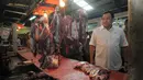 Di pasar tersebut, Mendag Rachmat Gobel melakukan peninjauan harga terkait dampak kenaikan BBM, Jakarta, Selasa (25/11/2014). (Liputan6.com/Herman Zakharia)