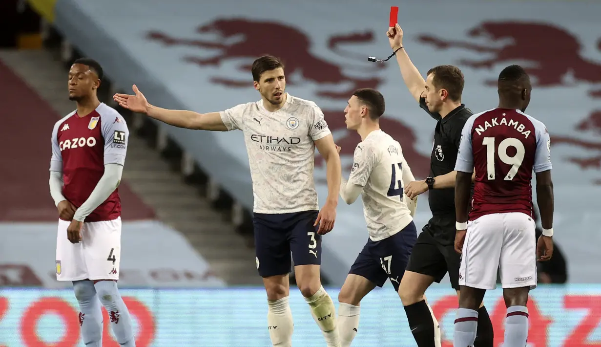 Pemain Manchester City Ruben Dias (kedua kiri) memberi isyarat 
saat Wasit Peter Bankes menunjukkan kartu merah kepada rekannya John Stones yang melanggar pemain Aston Villa pada pertandingan Liga Inggris di Villa Park Stadium, Birmingham, Inggris, Rabu (21/4/2021). (Carl Recine/Pool via AP)