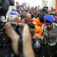 "Sekali lagi Cello menyatakan mohon maaf sebesar-besarnya kepada fans terutama dan kepada rakyat Indonesia," kata Chris Sam Siwu, kuasa hukum Ello di Polres Jakarta Selatan, Kamis (10/8) malam. (Adrian Putra/Bintang.com)