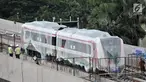 Aktivitas pekerja proyek pengerjaan Light Rail Transit (LRT) di Jalur Section 5A, Kelapa Gading, Jakarta Utara, Rabu (18/4). Dua gerbong kereta LRT buatan Hyundai Roterm diangkut ke Velodrome-Kelapa Gading sejak 15 April 2018. (Merdeka.com/Iqbal Nugroho)