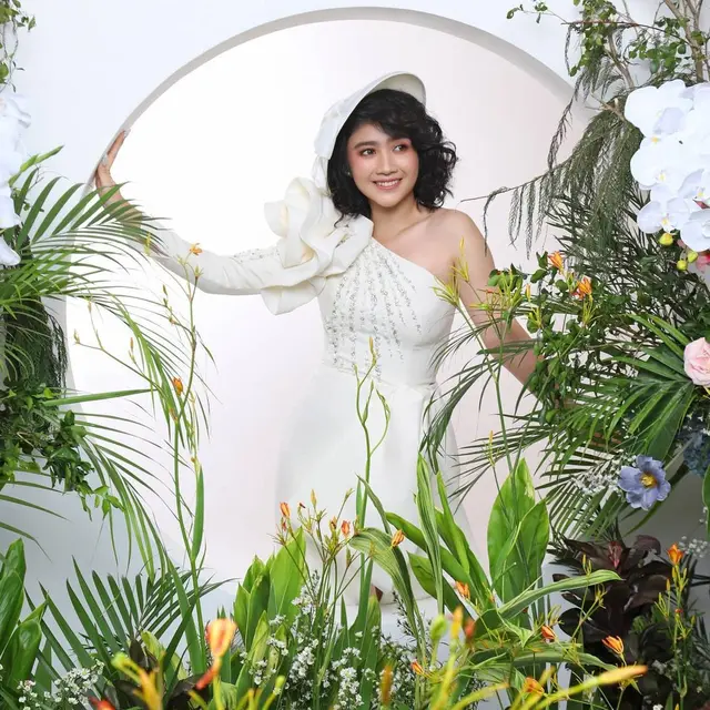 6 Gaya Pemotretan Terbaru Febby Rastanty, Memesona Bak Noni Belanda