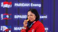 Eneng Paridah pamer medali emas di cabang olahraga Powerlifting ASEAN Para Games 2022. (Dok. INASPOC)