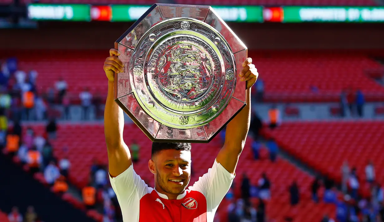 Kiper Arsenal, Petr Cech berfoto dengan trofi Community Shield 2015 di Wembley Stadium, Minggu (2/8/2015). Arsenal menang atas Chelsea dengan skor 1-0. (Reuters/Andrew Couldridge)