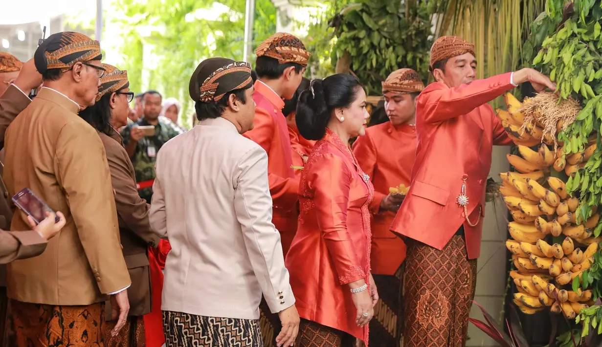 Meski hanya berlangsung selama beberapa menit, semua pihak yang ada di lokasi fokus memperhatikan pemasangan Bleketepe yang dilakukan Jokowi dan didampingi oleh ibu Negara, Iriana Joko Widodo. (Adrian Putra/Bintang.com)