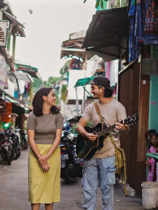 Dalam series 'Mercury: Hidup Lebih Merdu Pake Cinta', Bryan beradu akting dengan aktris Yasamin Jasem. Dalam scene ini, keduanya tampak dipenuhi dengan senyuman bahagia. Berperan sebagai Maudy, Yasamin berhasil memberikan warna baru di kehidupan Juan. Tangannya tidak hanya lihai bermain gitar, tapi juga lihai mencopet di kerumunan. (Liputan6.com/IG/@bryandomani_bd_)