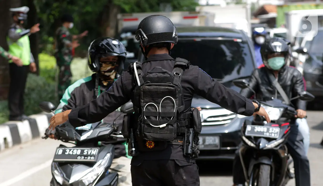 Petugas dari Korps Brimob melakukan penyekatan di Jalan Lenteng Agung Raya, Jakarta, Selasa (6/7/2021). Penyekatan dilakukan untuk mengurangi mobilitas warga selama pemberlakukan PPKM Darurat se Jawa-Bali 3-20 Juli 2021. (Liputan6.com/Helmi Fithriansyah)