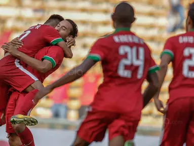 Para pemain Timnas Indonesia merayakan gol yang dicetak oleh Ezra Walian ke gawang Kamboja. Indonesia pada fase grup mencetak total tujuh gol. (Bola.com/Vitalis Yogi Trisna)