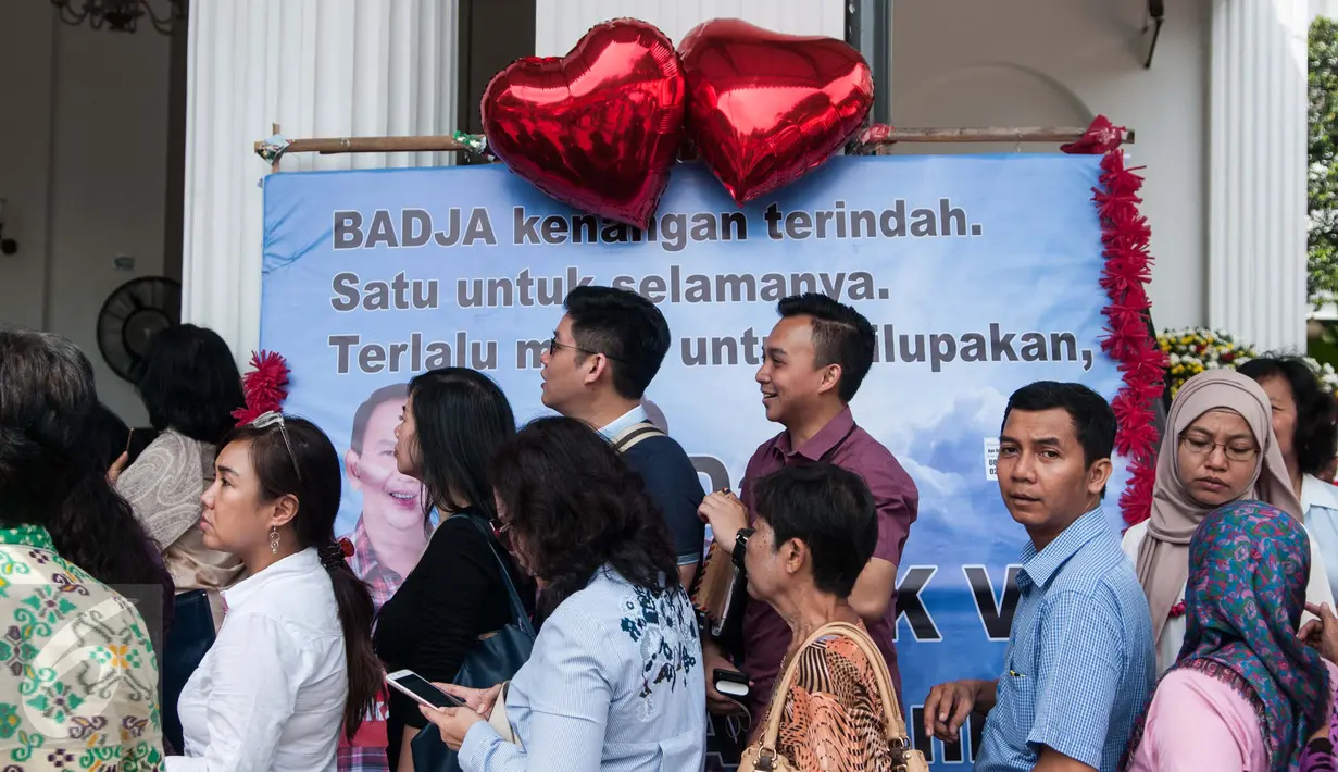 Sejumlah warga mengantre untuk mengucapkan terima kasih dan simpati kepada Gubernur Jakarta Basuki T Purnama dan Wagub Djarot Syaiful Hidayat usai masa pilkada DKI Jakarta, serta meminta foto bersama, Jakarta, Rabu (28/4). (Liputan6.com/Gempur M Surya)