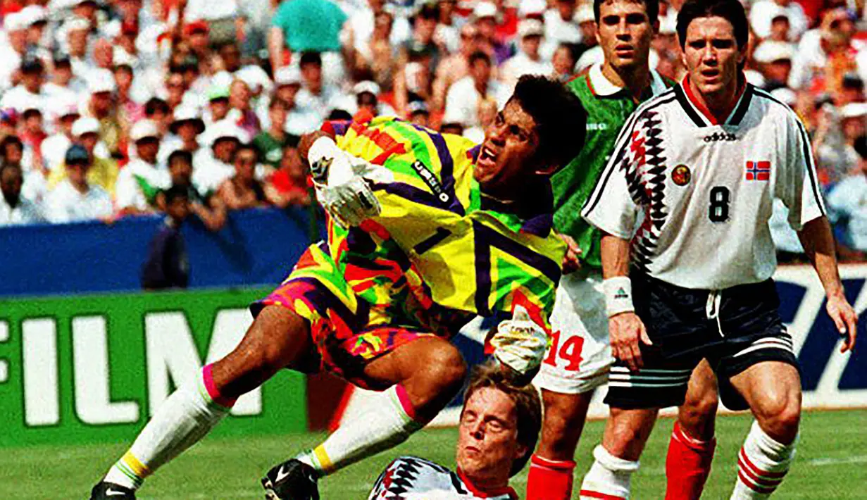 Jorge Campos. Kiper legendaris Meksiko dengan ciri khas jersey berwarna mencolok ini ini tidak memiliki tinggi ideal di posisi kiper. Nyatanya, ia memang berposisi sebagai striker sebelumnya. Berkat naluri strikernya, ia mampu mencetak 46 gol selama berposisi sebagai kiper. (AFP/STF)