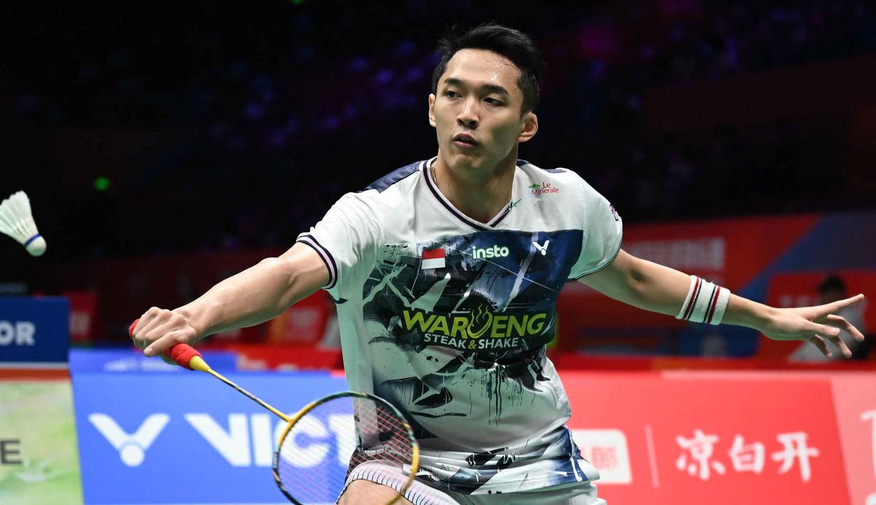 Tunggal putra Indonesia, Jonatan Christie memukul bola balasan ke arah Yudai Okimoto (Jepang) selama pertandingan babak 16 besar Badminton Asia Championships (BAC) 2026 di Ningbo Olympic Sports Centre, provinsi Zhejiang, Tiongkok timur, Kamis (9/4/2026). Tunggal putra Indonesia, Jonatan Christie melangkah ke babak perempat final Badminton Asia Championships (BAC) 2026. (CN-STR/AFP) / China OUT